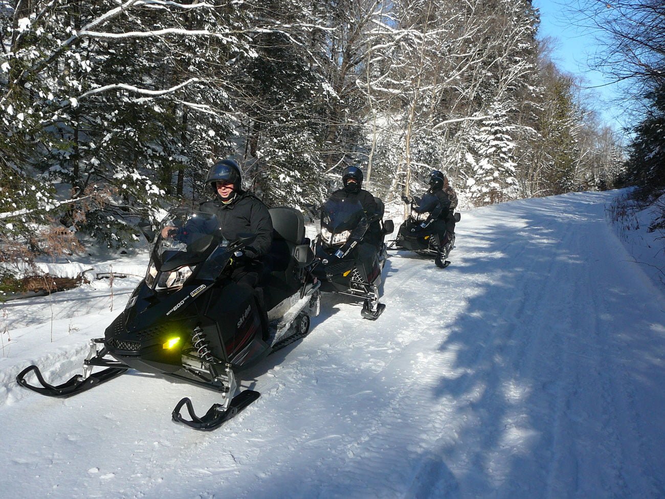 Organisation de raid motoneige au Québec - Auberge Couleurs de France