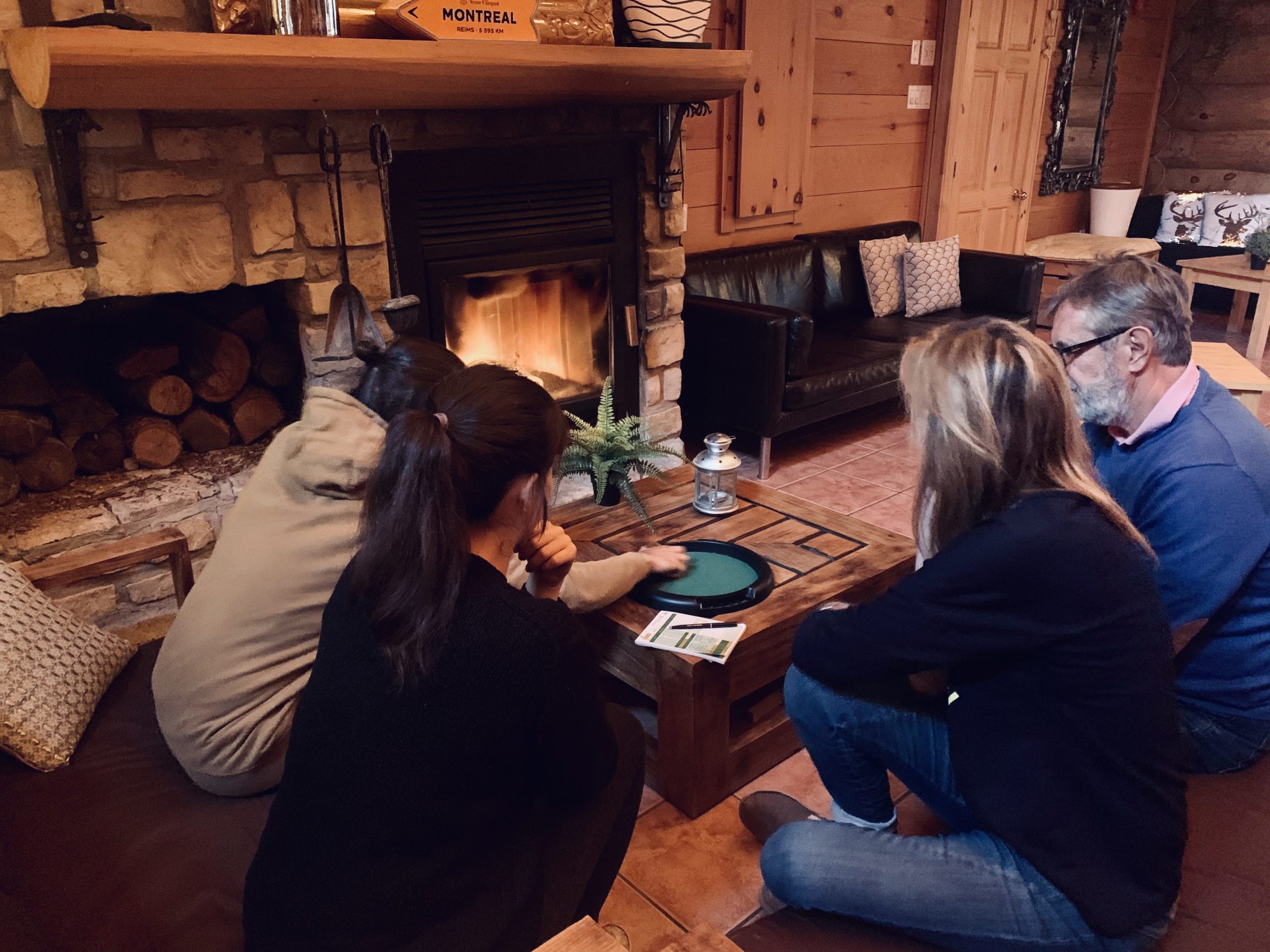 Jeu autour du feu à l'auberge Couleurs de France