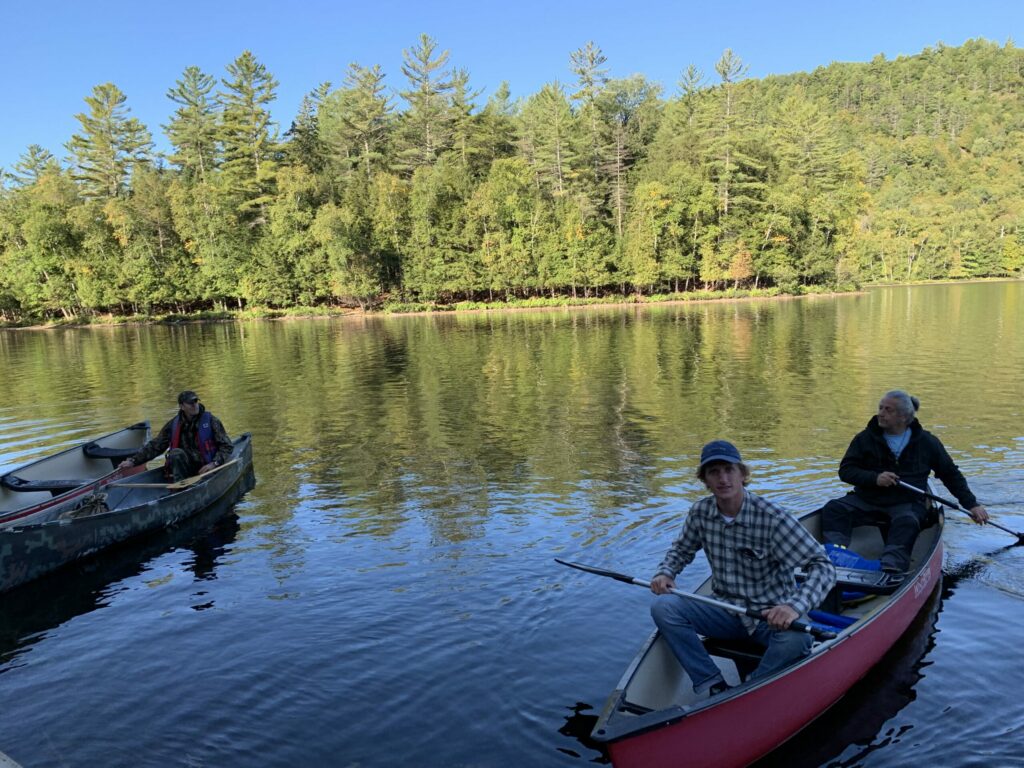 Randonnée en canoë sur le lac - Auberge Couleurs de France
