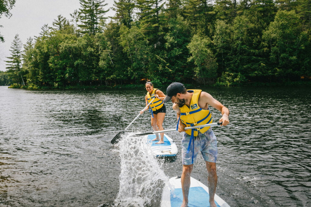 Paddle board sur le lac - auberge Couleurs de France