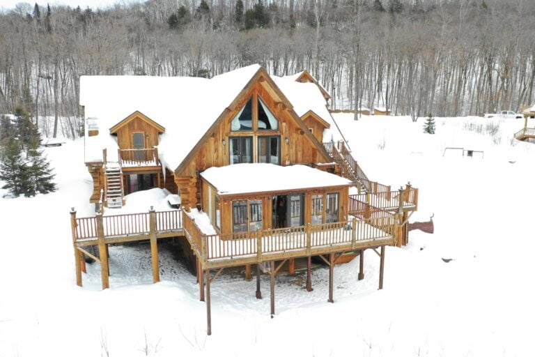 Chalet en bois rond au Québec sous la neige - Auberge Couleurs de France: hébergement en chalet et séjour motoneige au Canada