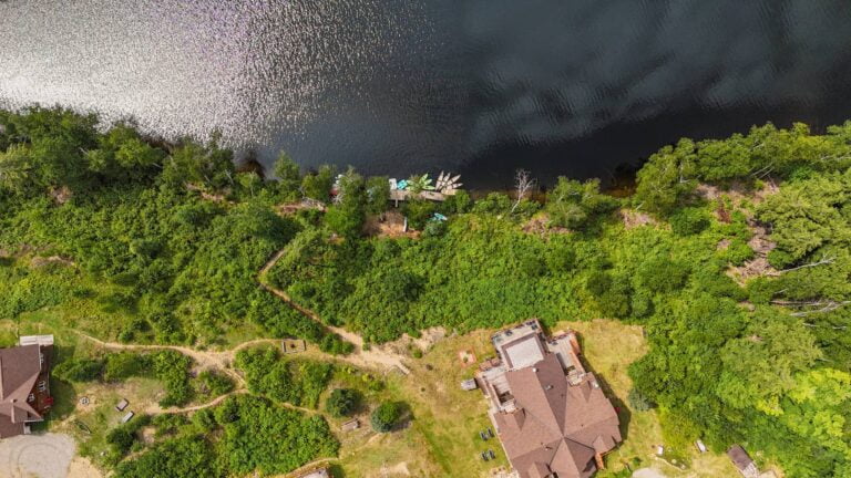 Vue aérienne de l'hôtel - Auberge Couleurs de France Outaouais, Québec