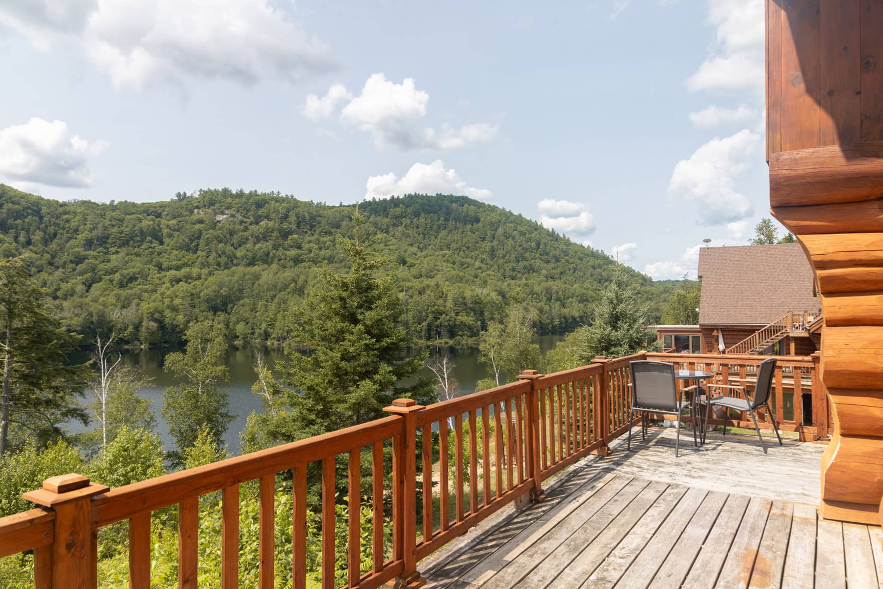 Terrasse avec vue sur le lac - Auberge Couleurs de France Outaouais, Québec