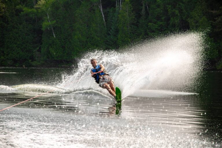 Wakeboard sur le lac - Auberge Couleurs de France Outaouais, Québec