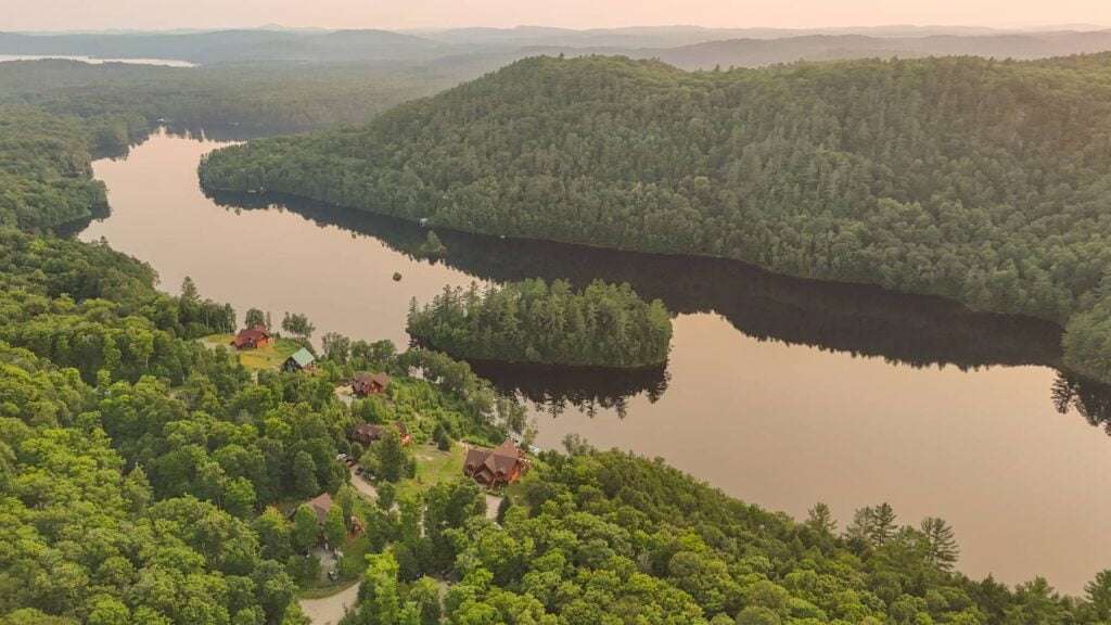 Vue panoramique hôtel et lac - Auberge Couleurs de France Outaouais, Québec