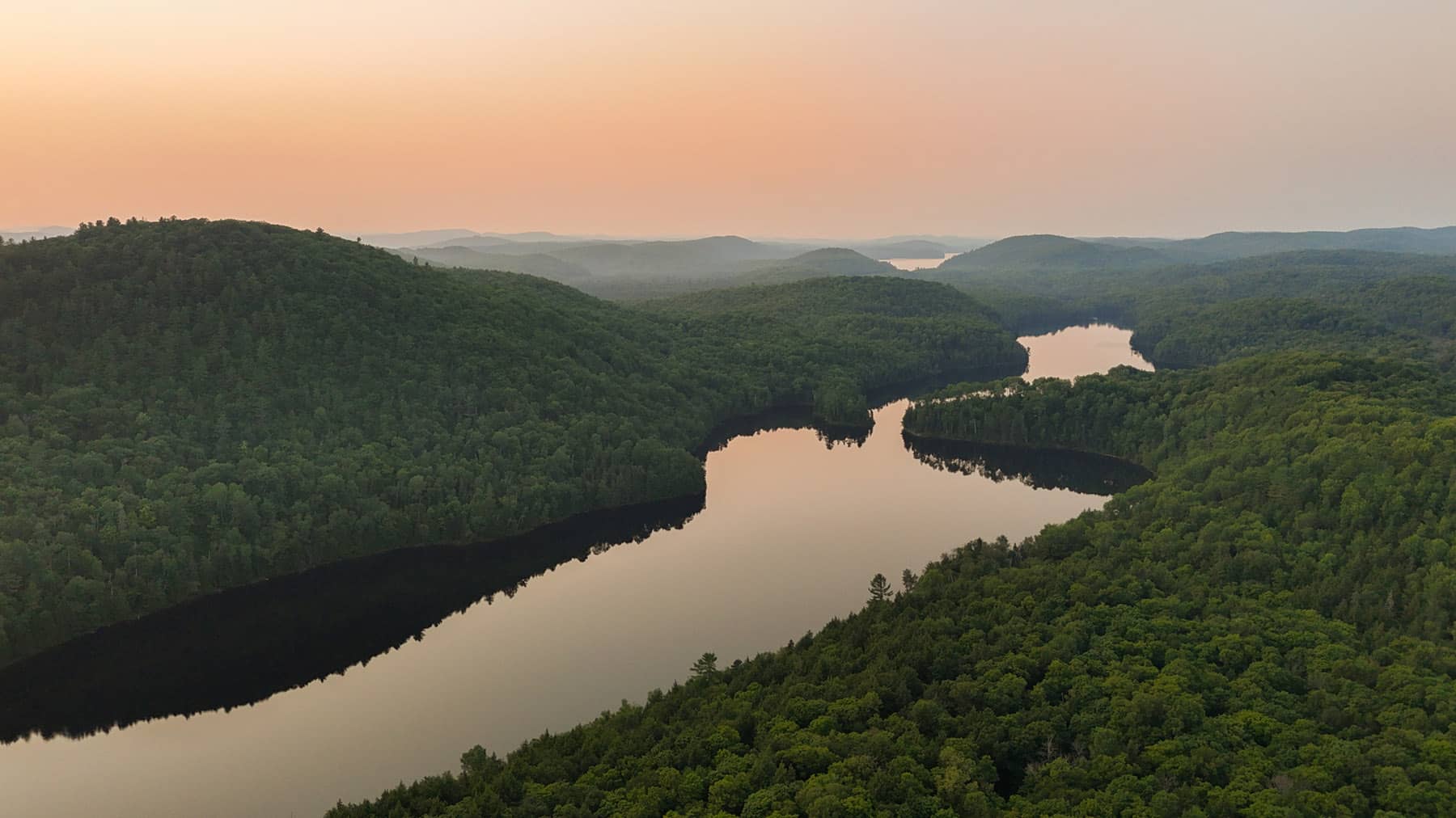 Vue du lac au coucher de soleil - Auberge Couleurs de France Outaouais, Québec
