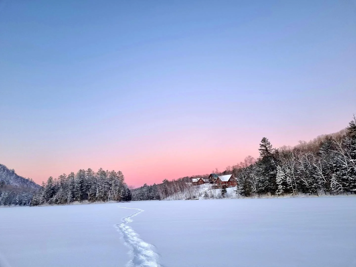 Auberge Couleurs de France - Lever de soleil sur le lac enneigé
