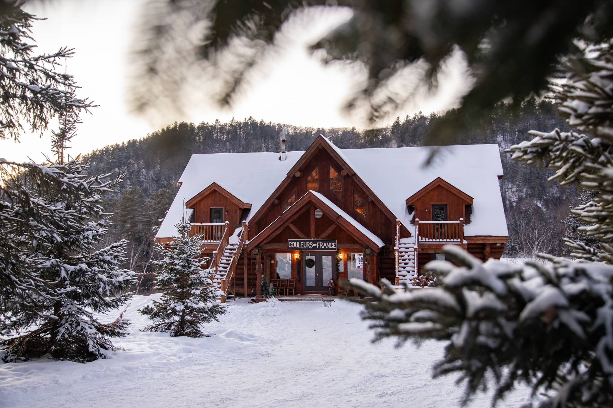 Auberge Couleurs de France - Chalet d'accueil en hiver