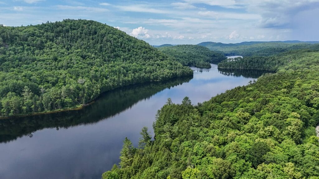 Auberge Couleurs de France : été avec la nature / Vue aérienne sur le Lac